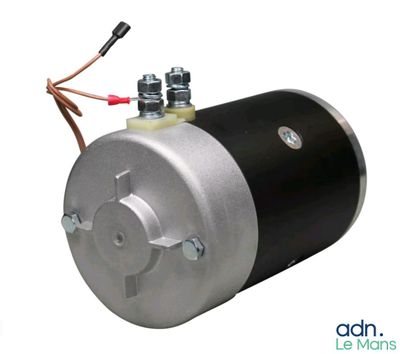 un gros plan d'un moteur sur fond blanc