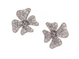 une paire de boucles d'oreilles en forme de fleur en diamant sur fond blanc