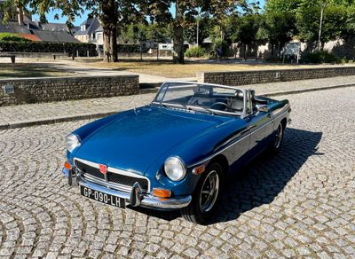 une décapotable bleue garée dans une rue pavée