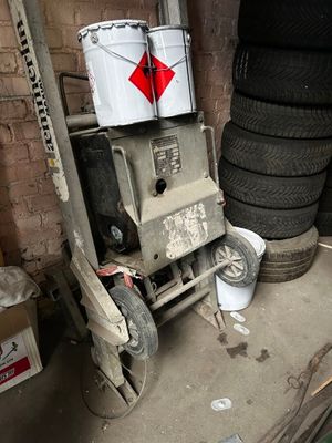 une pile de pneus et un seau posés sur un chariot