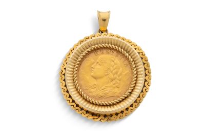 un pendentif en forme de pièce d'or, avec le visage d'une femme au centre