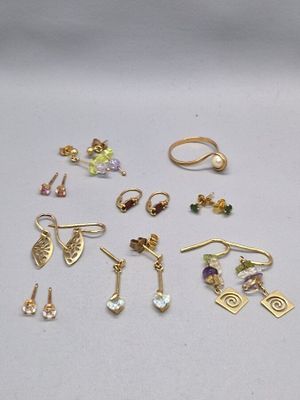 plusieurs paires de boucles d'oreilles posées sur une surface blanche