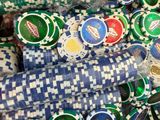 une pile de jetons de poker posée sur une table