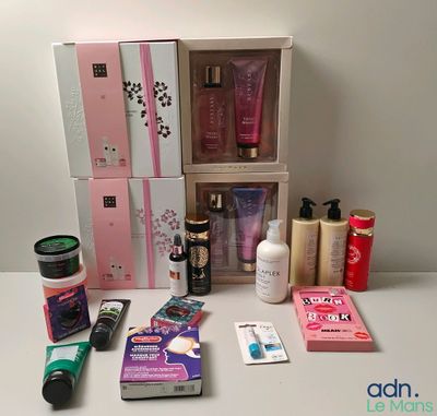 tout un tas de produits de beauté posés sur une table