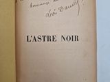 un livre écrit posé sur une table