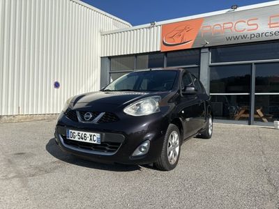 une voiture noire garée devant un bâtiment devant un bâtiment