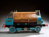 un petit train avec un tonneau en bois à l'avant