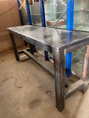 Un grand mange debout en acier