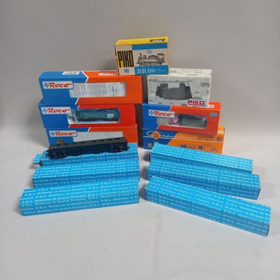 un grand nombre de trains miniatures posés sur une table