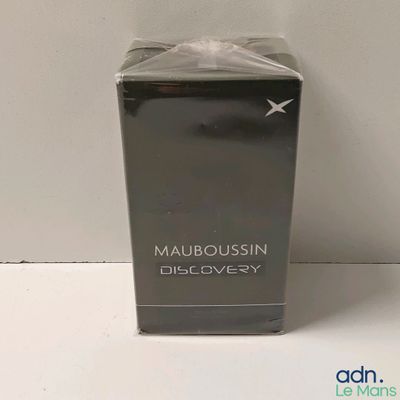une image représentant une boîte noire sur laquelle est apposée une étiquette