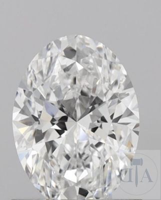 un diamant de taille ovale sur fond blanc
