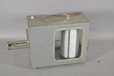 un petit objet blanc au milieu d'une boîte grise