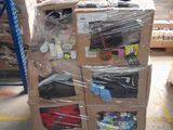 un carton rempli d'articles divers dans un entrepôt