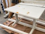 une table posée sur un chariot dans une pièce
