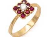 un gros plan d'une bague en or sertie d'un diamant et de rubis