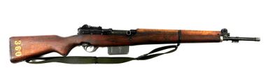 un vieux fusil avec un canon en bois sur fond blanc