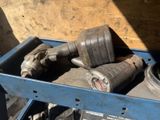 une boîte bleue contenant quelques vieux outils