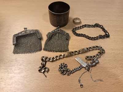 plusieurs objets posés ensemble sur une table