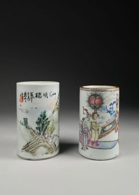 une paire de vases en porcelaine chinoise ornés de personnages, posés sur une table