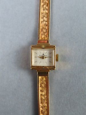 une image d'un gros plan d'une montre-bracelet sur une table