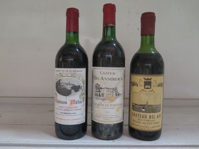 trois bouteilles de vin posées côte à côte sur une étagère