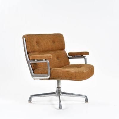 une image représentant une chaise avec un accoudoir, sur fond blanc