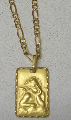 un collier en or orné d'un ange