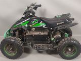 une photo d'un quad vert et noir