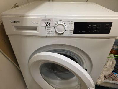 une machine à laver qui se trouve dans le coin d'une pièce