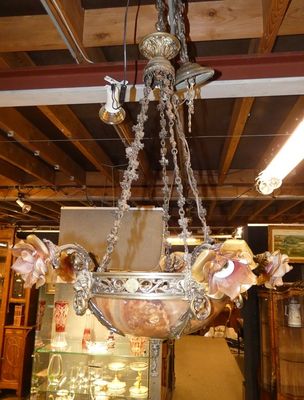 un lustre suspendu au plafond d'un magasin