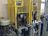 une machine qui se trouve à l'intérieur d'un bâtiment