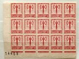 un gros plan d'un timbre rouge et blanc sur un morceau de papier