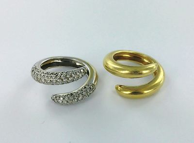 deux bagues en or et en argent, ornées de diamants, sur un fond blanc