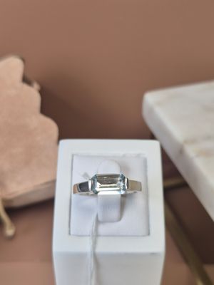 une boîte blanche posée sur une table, avec un anneau à l'intérieur