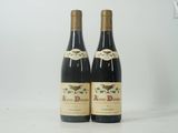 deux bouteilles de vin posées sur une table blanche