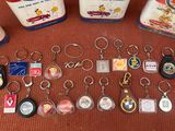 un grand nombre de porte-clés posés sur une table