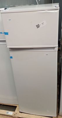 deux réfrigérateurs blancs posés sur des palettes dans un entrepôt