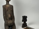 trois œuvres d'art sont exposées sur un fond blanc