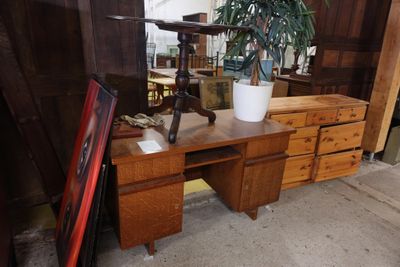 un bureau en bois sur lequel se trouve une plante en pot