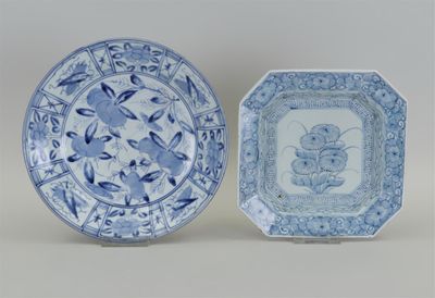 une paire d'assiettes bleues et blanches ornées d'oiseaux et de fleurs