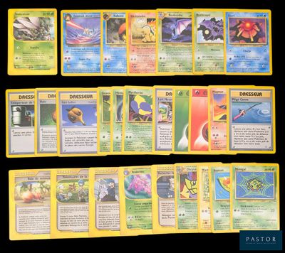 Plusieurs cartes Pokémon sont alignées sur une surface noire