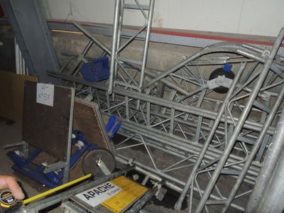 un homme qui se tient à côté d'une structure métallique