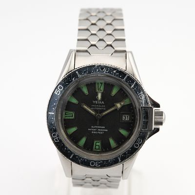 une montre posée sur une surface blanche