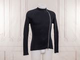 Le mannequin porte un pull noir et un pantalon blanc.