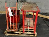 une petite table et une chaise posées sur une palette dans un parking