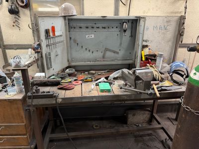 une image d'un établi avec des outils dessus