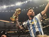 Lionel Marao, de l'Argentine, brandissant le trophée de la Coupe du monde devant une foule nombreuse