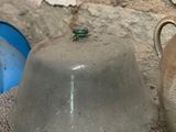 deux vases posés l'un à côté de l'autre sur une table