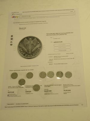 la photo d'une photo représentant une pièce de monnaie posée sur une feuille de papier