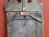 une plaque en bois sur laquelle est gravée une croix, posée sur une table